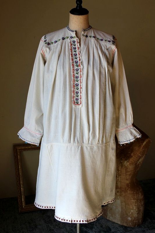 ミントグリーン小さなお花刺繍と裾フリルのブルガリア民族衣装ワンピース