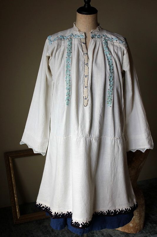 ベビーブルー色刺繍と繊細レースの襟ブルガリア民族衣装ワンピース　