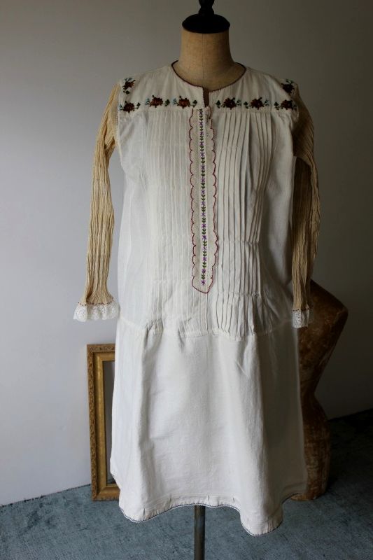 茶色とパープル刺繍のブルガリア民族衣装アンティークワンピース