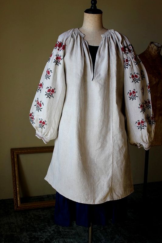 赤いお花の刺繍がたっぷりアンティーク ウクライナ民族衣装 ワンピース