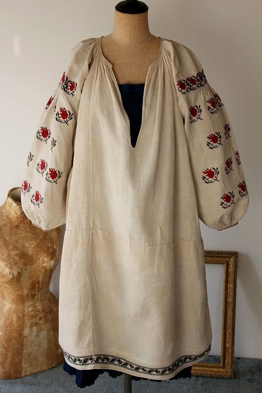 チューリップ刺繍袖とどんぐり刺繍裾ウクライナ民族衣装ワンピース