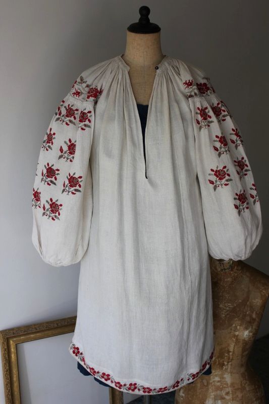 ウクライナ民族衣装ワンピース赤とライトグレー色薔薇刺繍