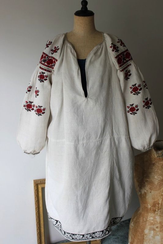 ウクライナ民族衣装ワンピース薔薇刺繍と裾の黒い刺繍