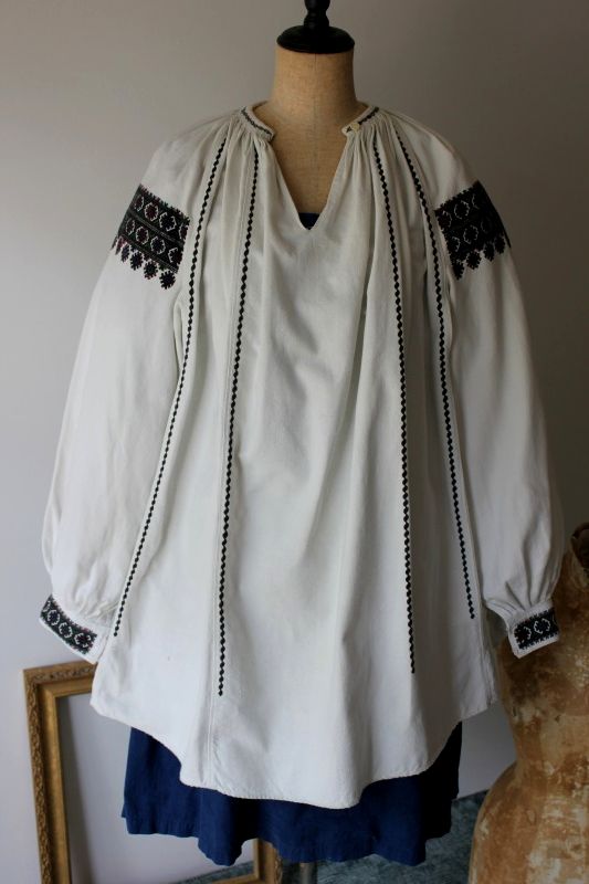ウクライナ民族衣装ワンピース緻密な刺繍とヴィンテージリネン
