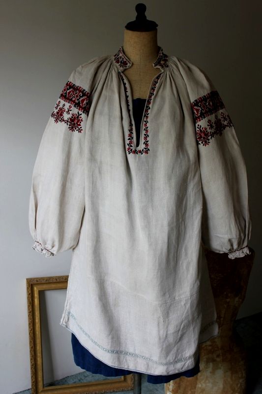 襟と胸元伝統刺繍のウクライナ民族衣装アンティークワンピース