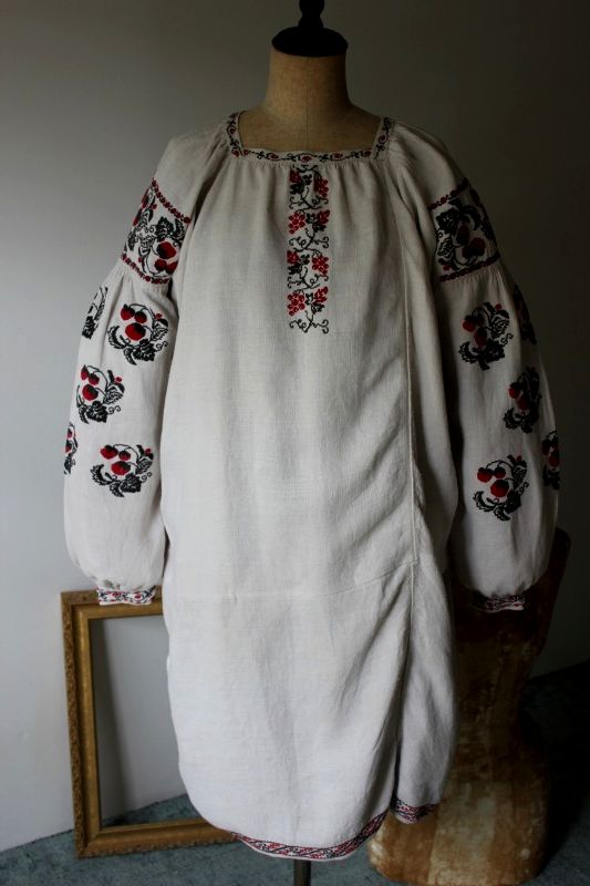 スクエアネックと苺刺繍ウクライナ民族衣装アンティークワンピース