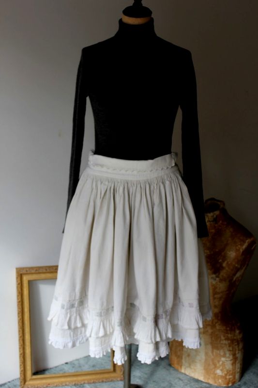 ルーマニア民族衣装スカート白とライトグレー刺繍とフリルの裾